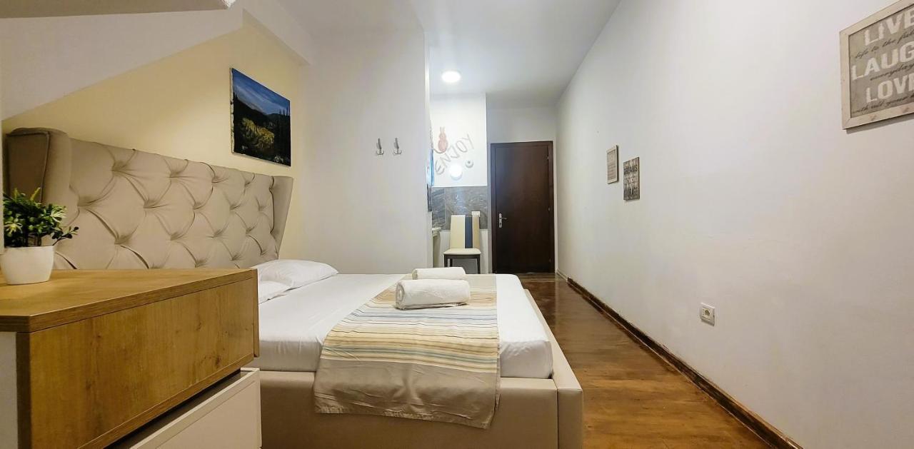 Studenti Studio'S Tirana Buitenkant foto