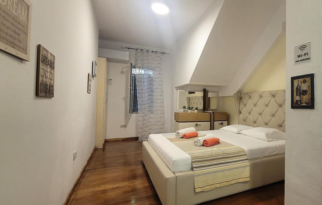 Studenti Studio'S Tirana Buitenkant foto